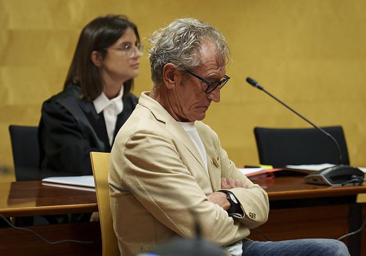 El profesor de batería, ahora condenado por abusar de cinco alumnos, durante el juicio en la Audiencia de Gerona