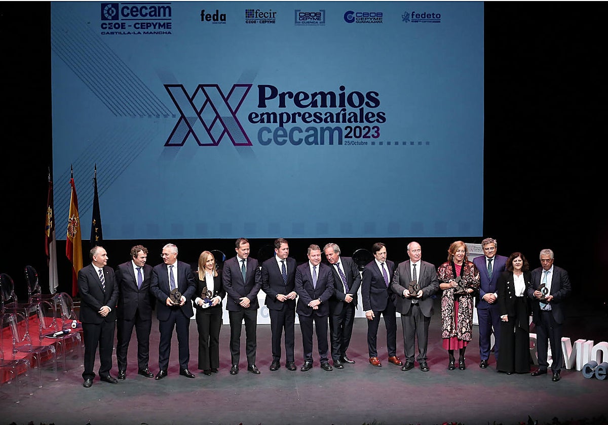 Foto de familia con todos los premiados en los XX Premios empresariales Cecam 2023