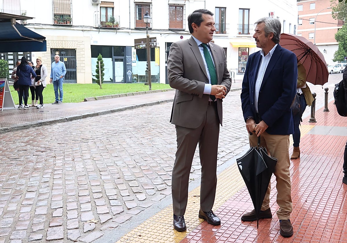 Bellido y Torrico este jueves junto al nuevo pavimento del Campo Santo de los Mártires