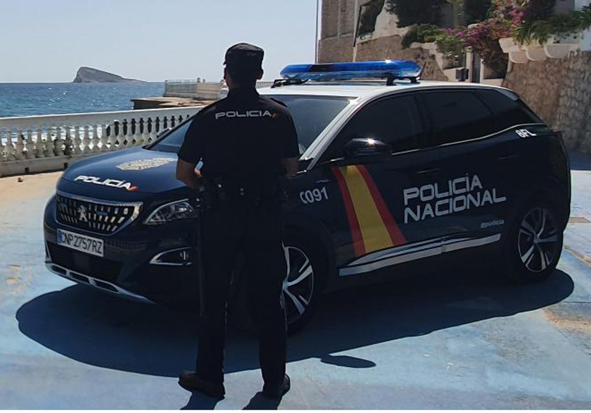 Imagen de archivo de un agente de la Policía Nacional en Benidorm