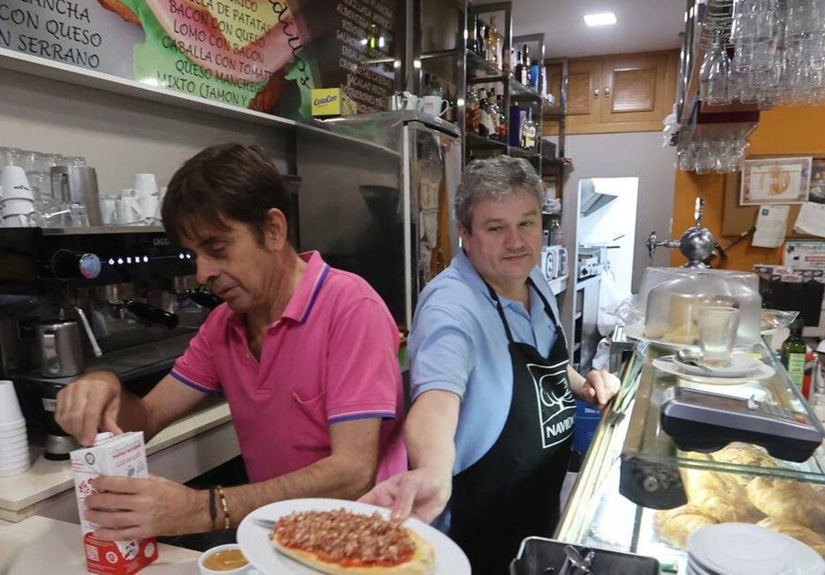 Dos hosteleros trabajando en su establecimiento en Córdoba