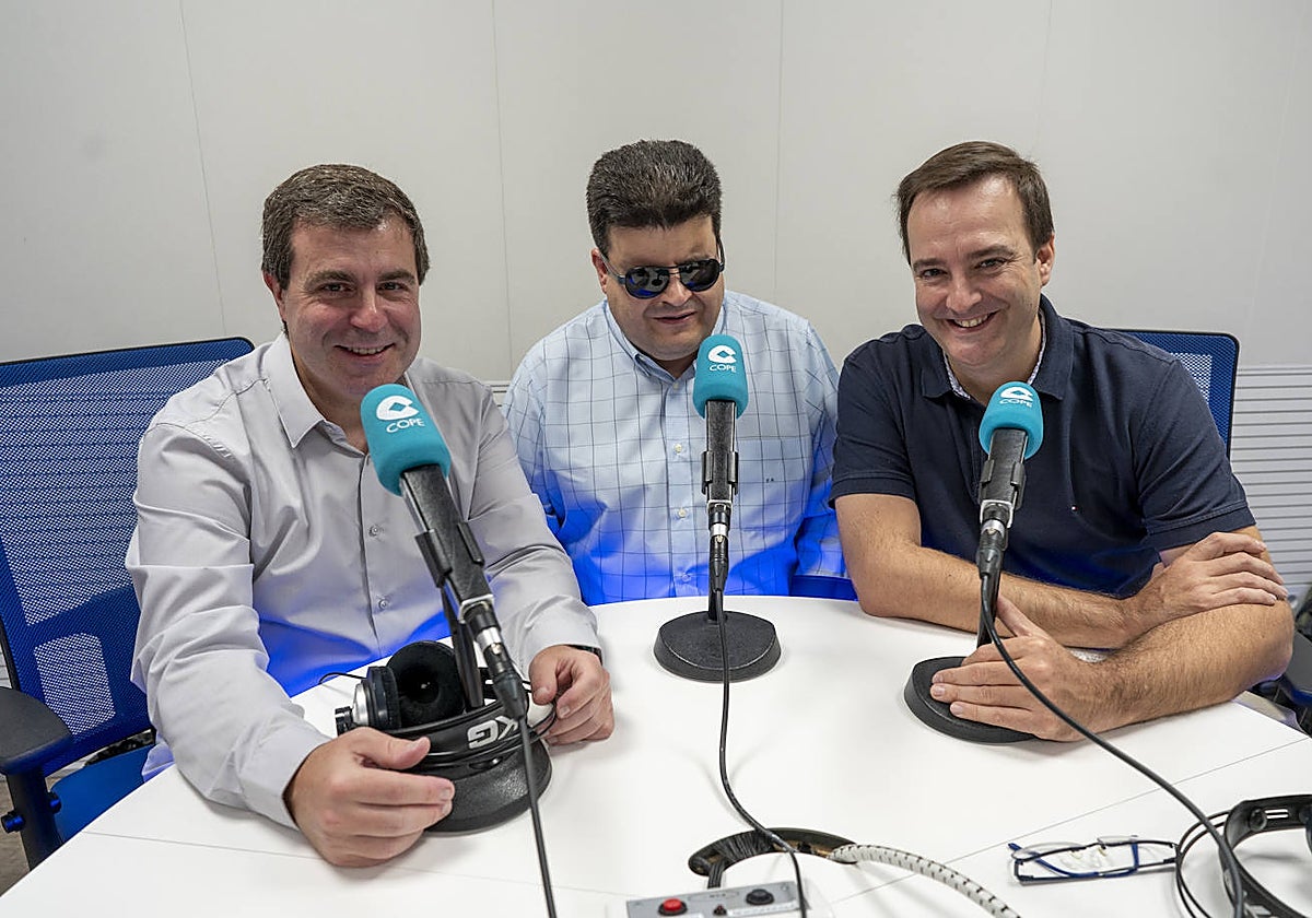 El trío en los estudios centrales de COPE