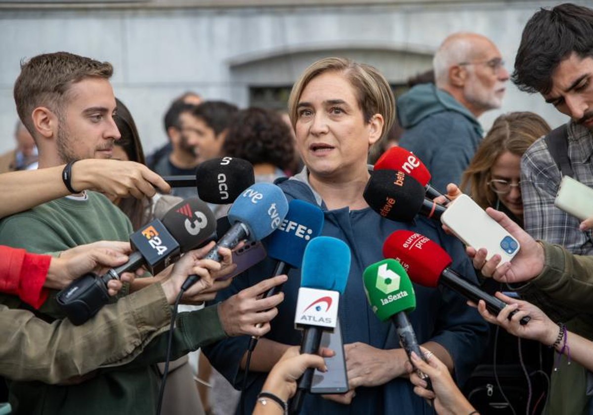 Ada Colau, atendiendo a los medios de comunicación, el 21 de octubre antes de la manifestación en Barcelona contra la operación militar de Israel en Gaza