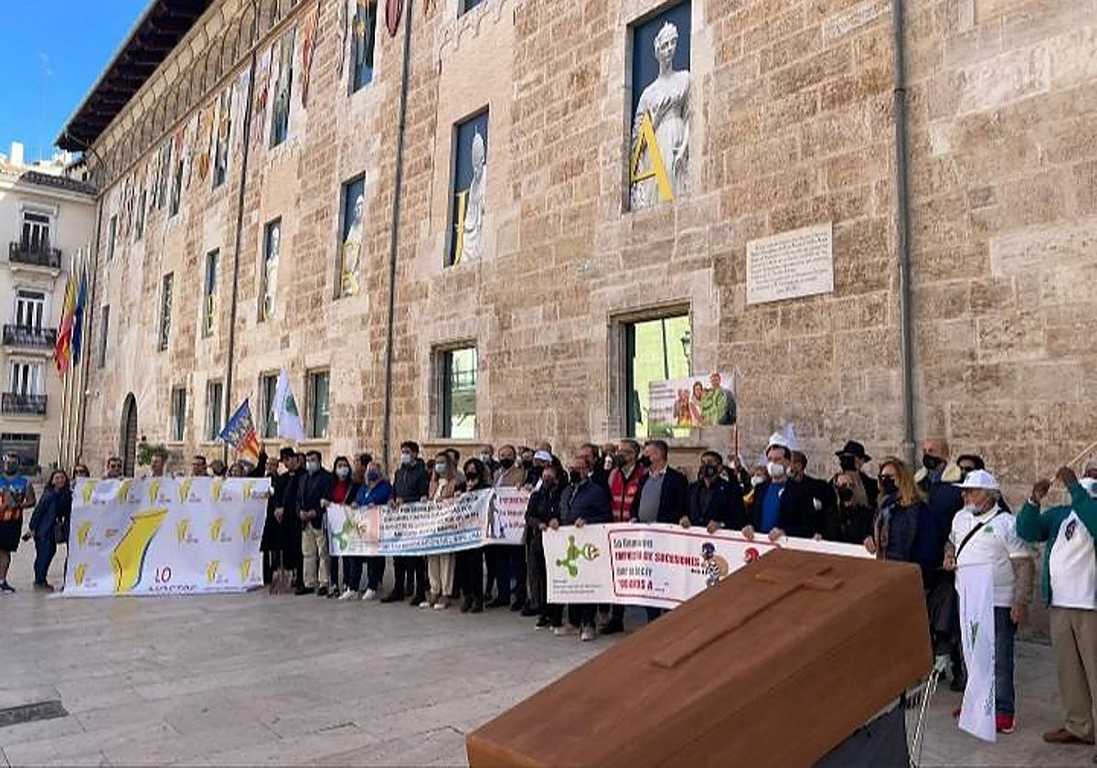 Imagen de archivo de una concentración contra el impuesto de sucesiones a las puertas de las Cortes Valencianas