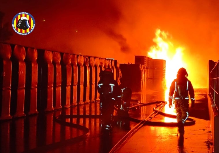 Bomberos en tareas de extinción de lamas de gran altura en el incendio de la empresa de productos químicos en Potries (Valencia).