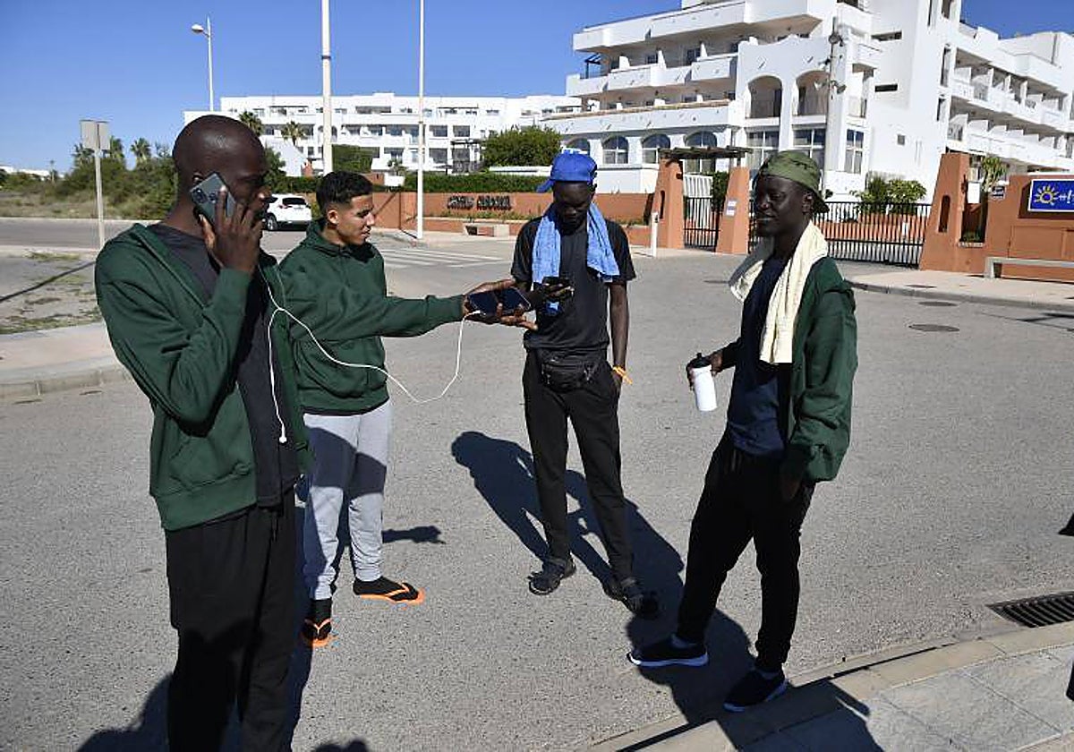 Varios de los inmigrantes trasladados en los últimos días desde Canarias a diferentes localidades españolas