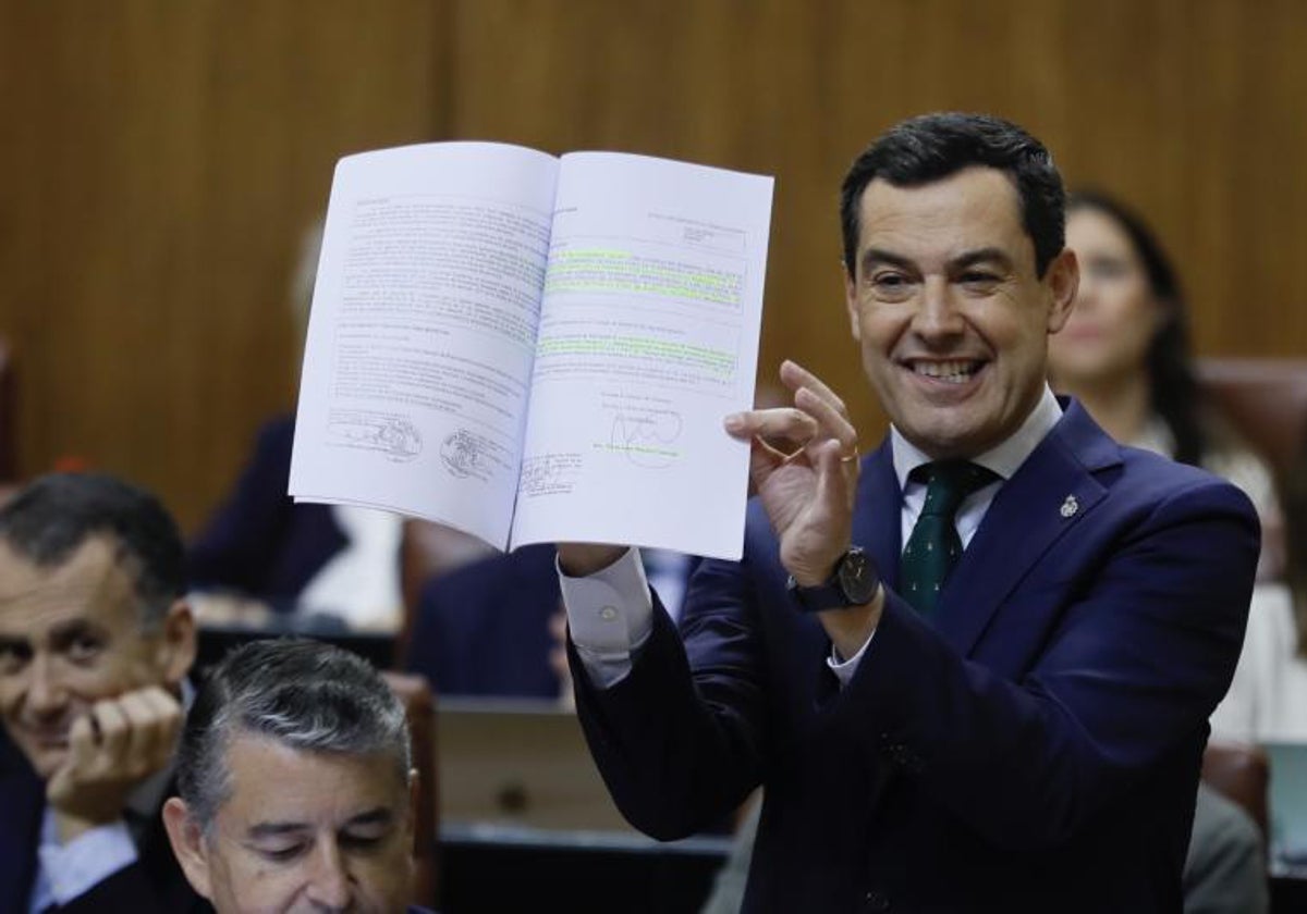 Juanma Moreno durante el debate en el Parlamento andaluz