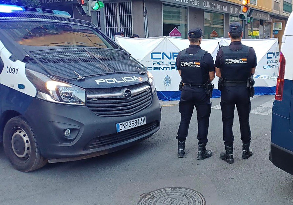 Agentes de Policía Nacional en el barrio valenciano de Orriols donde murió un joven el pasado fin de semana