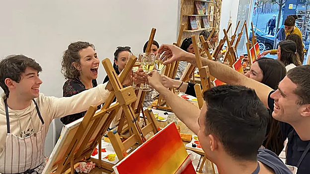 Jóvenes disfrutando de la experiencia 'Wine Gogh'
