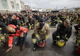 La 'lucha bombera' en Galicia modera sus formas: marcha pacífica en La Coruña tras los altercados en Orense