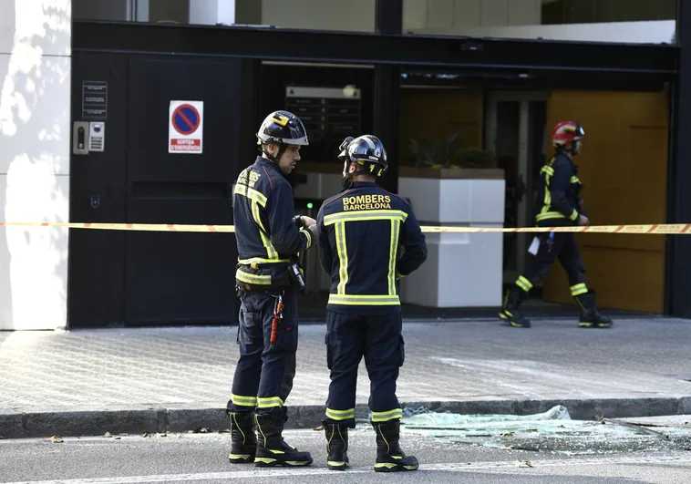 Personal de emergencia acordona la planta baja afectada tras la explosión