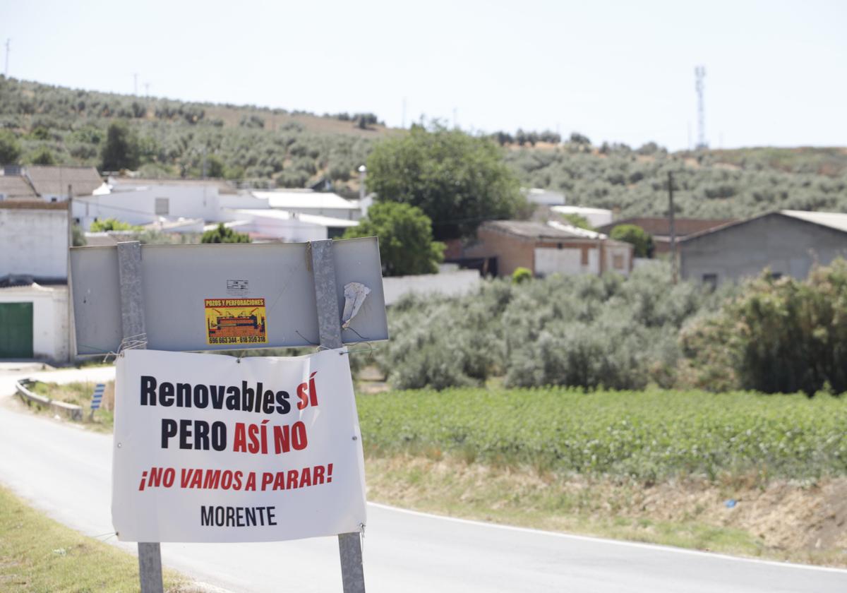 Imagen de un cartel contra la plantas solares en Morente (Bujalance)