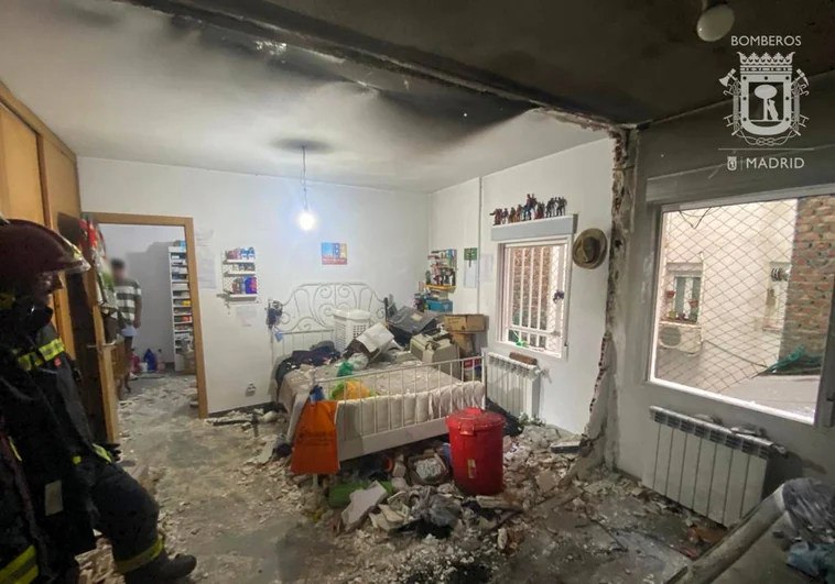 Una vivienda devastada en Madrid tras arder un patinete eléctrico
