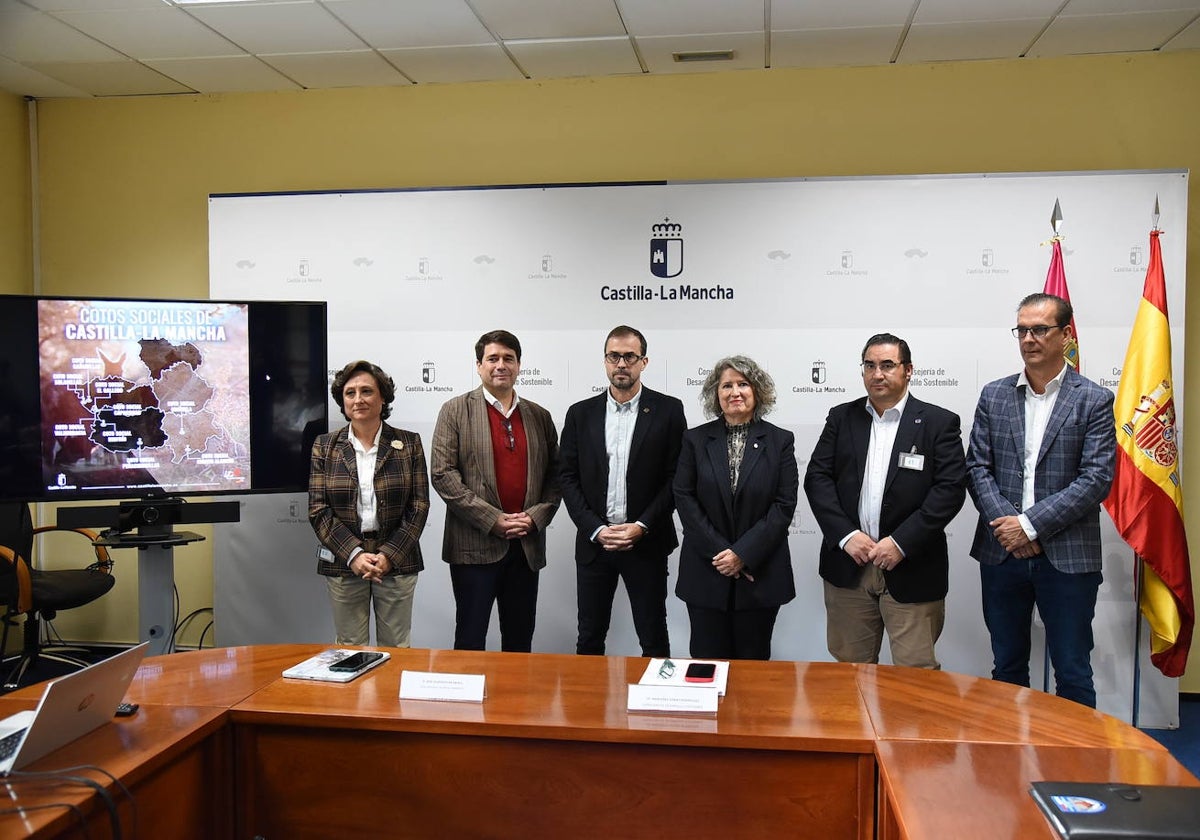 Mercedes Gómez junto a los responsables de las diferentes asociaciones de caza de Castilla-La Mancha