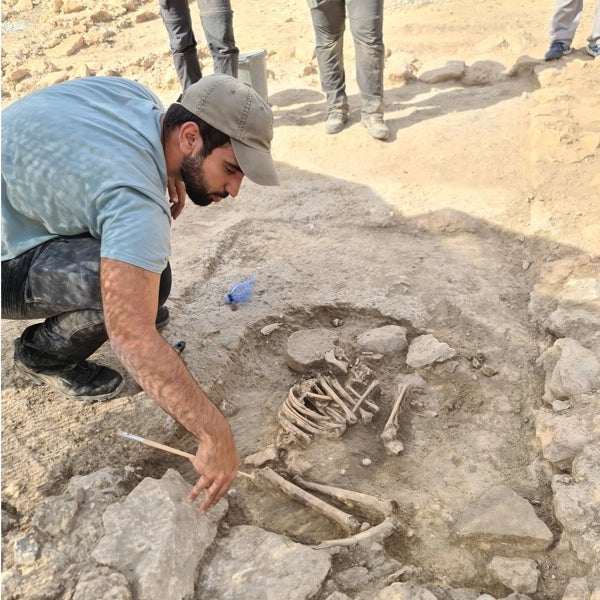 Arqueólogos encuentran un esqueleto infantil en el yacimiento visigodo de Valencia «la Vella»