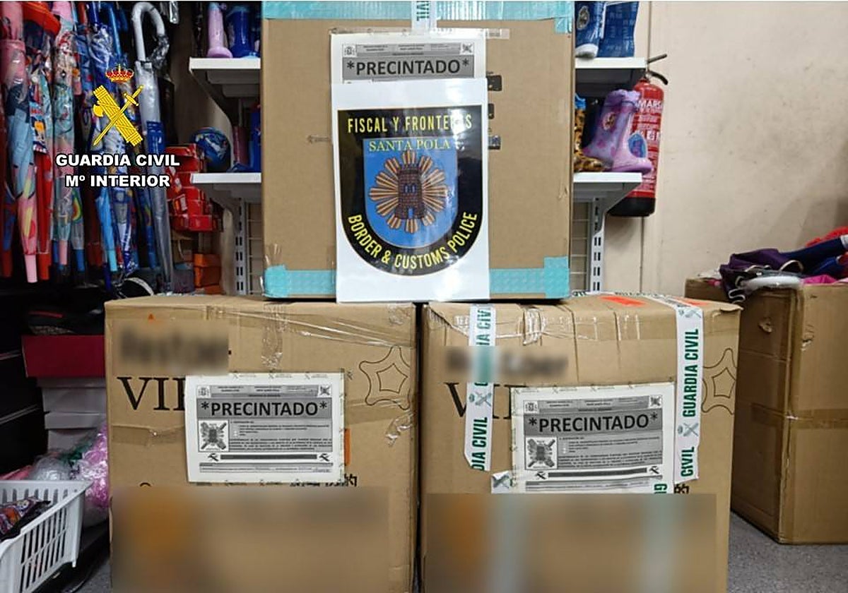 Imagen de los juguetes y otros productos decomisados por la Guardia Civil por contrabando