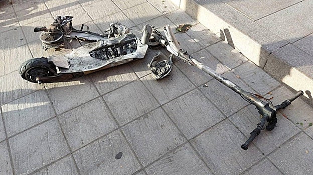 Así quedó el patinete eléctrico después de explotar en un vagón del Metro a su paso por la estación de La Elipa