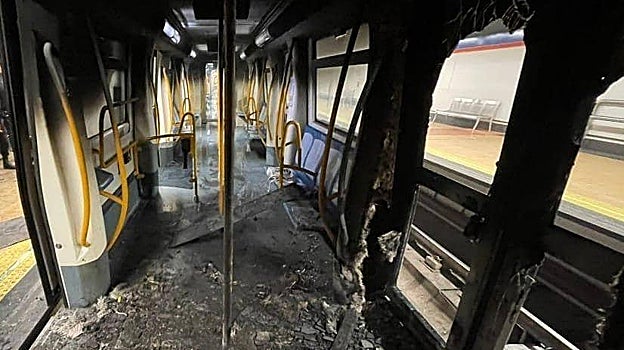Estado del vagón de Metro después de la deflagración del patinete eléctrico