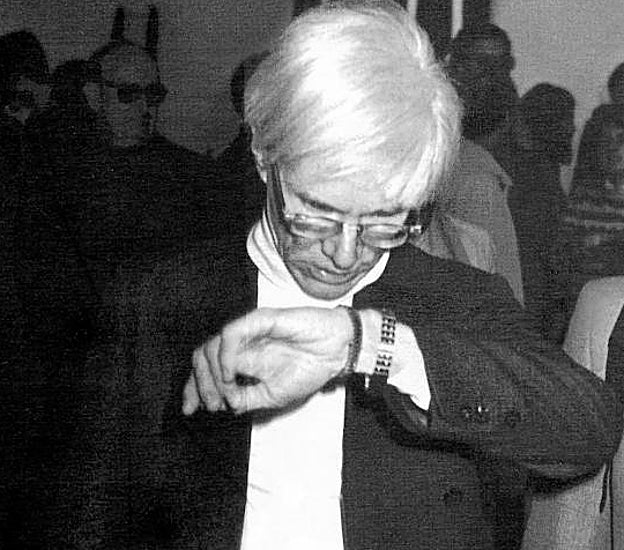 Warhol, mirando uno de los dos relojes que llevaba en la muñeca