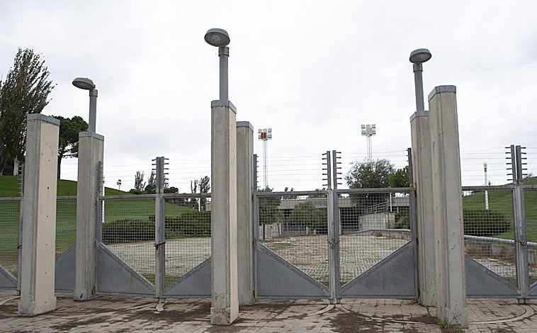 Imagen principal - Vallas del auditorio; estado de las taquillas, vandalizadas; el auditorio cuando estaba en funcionamiento