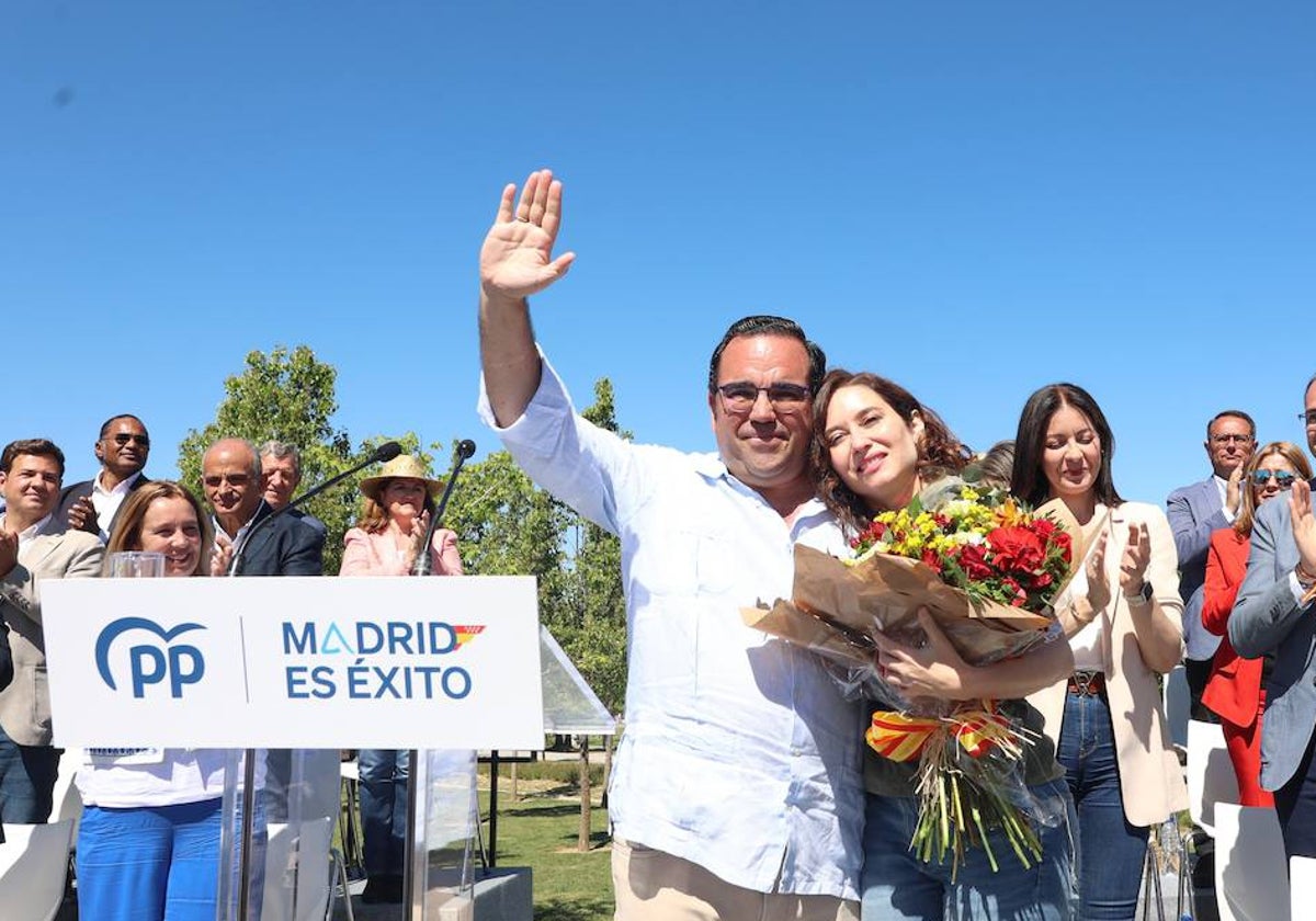 El alcalde de Boadilla, Javier Úbeda, con Isabel Díaz Ayuso en precampaña