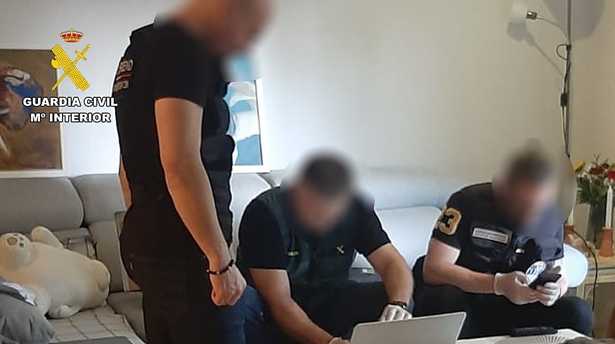 Agentes de la Guardia Civil y Europol en la operación contra dos hackers internacionales en Alicante