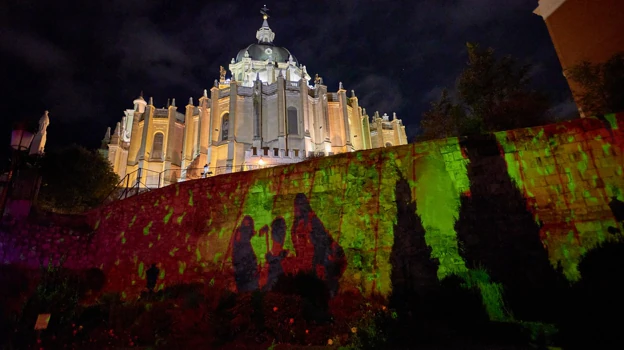 Una de las intervenciones realizadas en uno de los muros que rodean la catedral de La Almudena