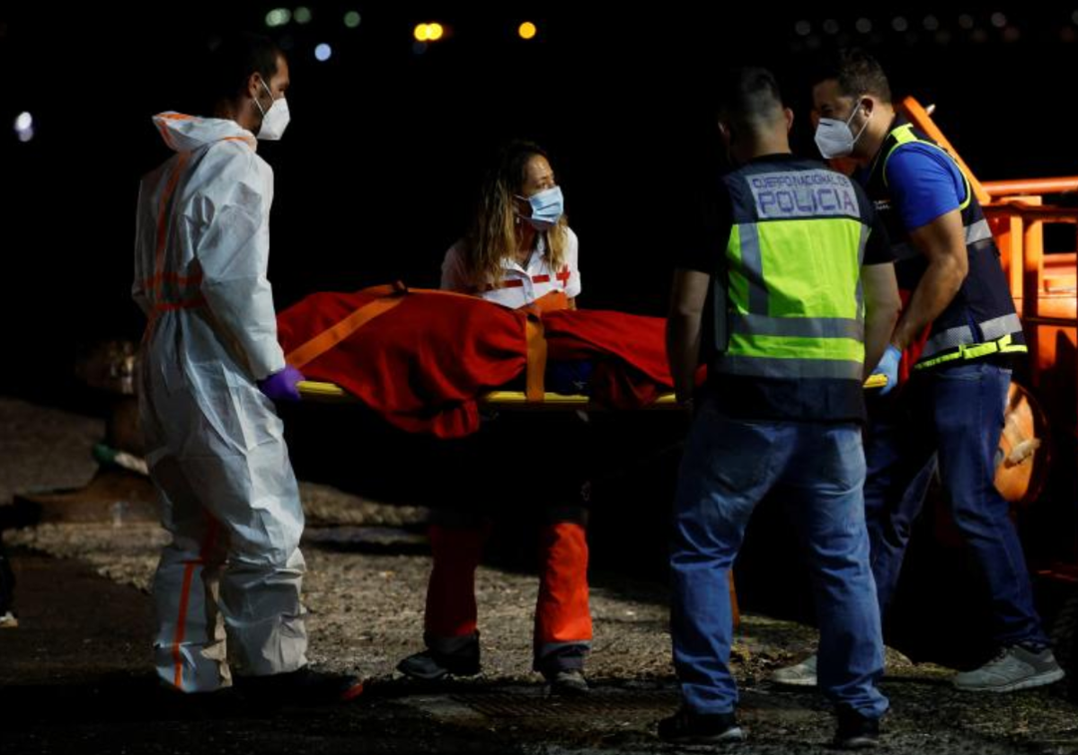 Rescate de un fallecido a bordo de un cayuco el pasado mes de julio en Gran Canaria