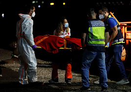 Un fallecido y cuatro semi inconscientes en el rescate crítico de un cayuco con   221 personas, 117 niños