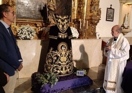 La saya del Cordero en terciopelo negro, nueva incorporación para el ajuar de la Virgen de las Lágrimas de Córdoba