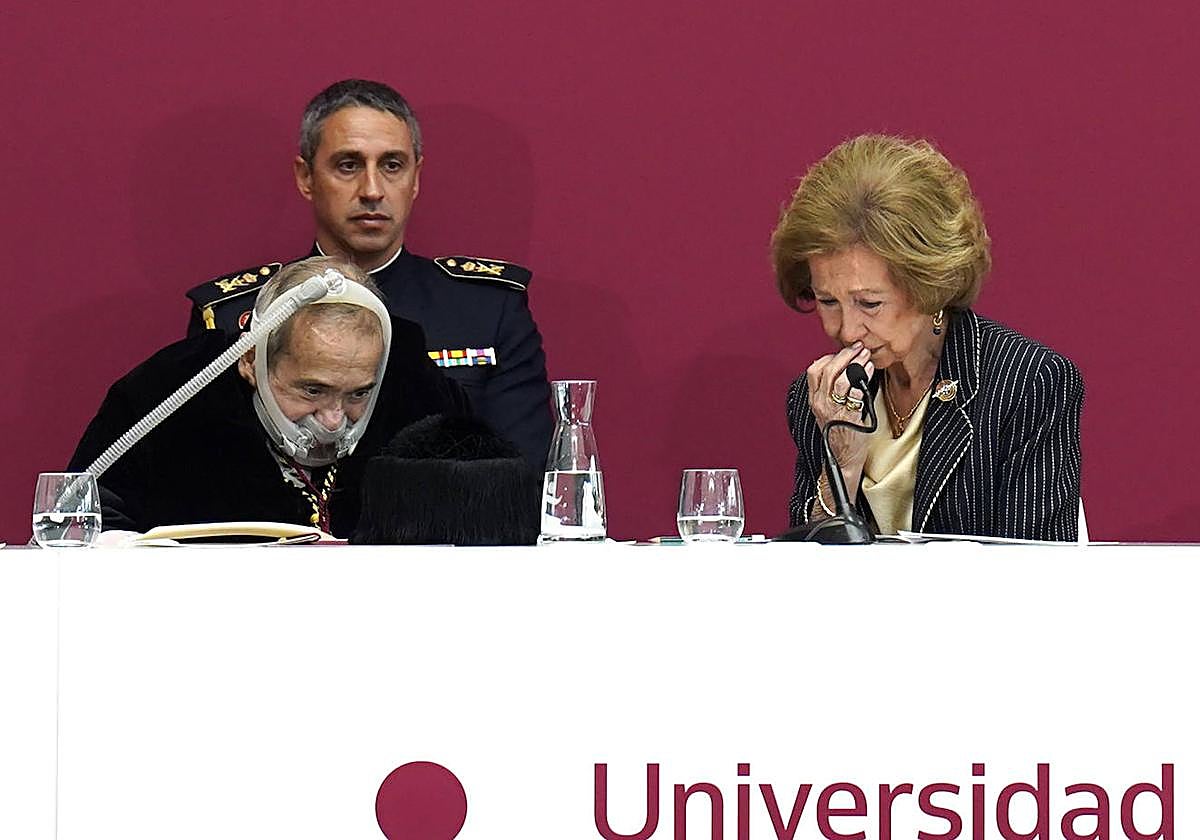 Emilio Lora-Tamayo y la Reina Sofía, durante el acto