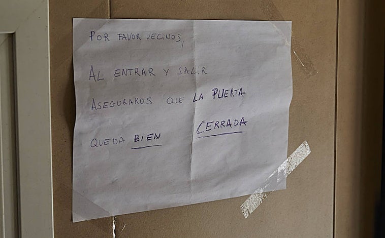 Imagen principal - Cartel para evitar que entren los drogodependientes en un edificio en el que hay un narcopiso; puerta de la vivienda del traficante, forzada; y cámaras en las zonas comunes de otro bloque con un narcopiso para disuadir a los adictos