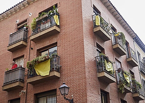 Imagen secundaria 1 - La Policía Nacional patrulla la calle del Amparo, donde los vecinos han instalado banderas amarillas contra la degradación; y el balcón de uno de los narcopisos que sigue activo pese a ser desmantelado en dos ocasiones