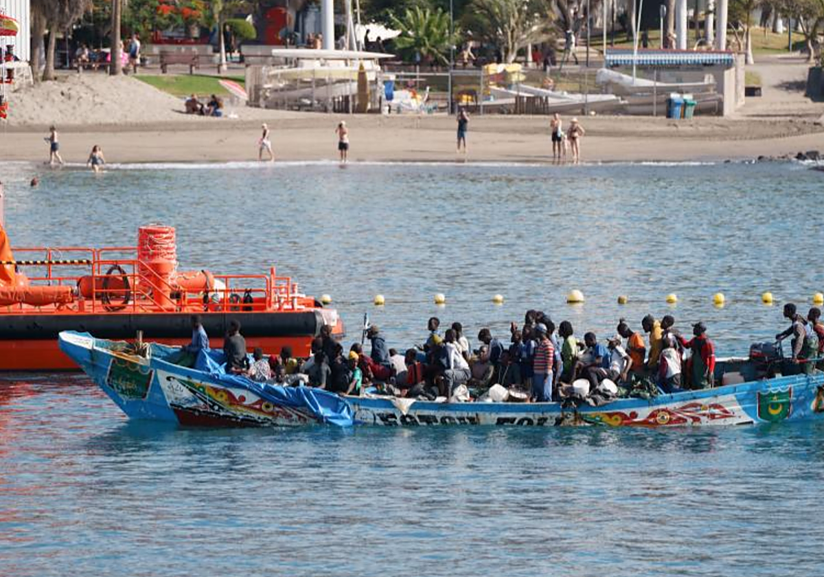 El cayuco localizado fue escoltado hasta el muelle de Los Cristianos