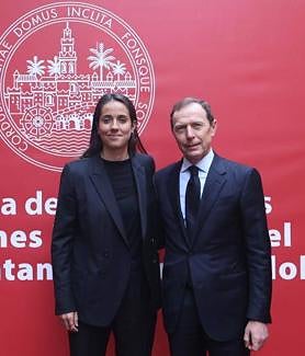 Imagen secundaria 2 - Arriba, patio de butacas; debajo, El Cordobés con su hijo Manuel Díaz; a la derecha, Gálvez con Butragueño