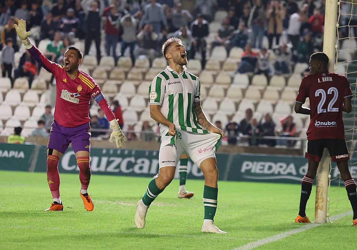 Antonio Casas se lamenta de una ocasión fallida durante el partido