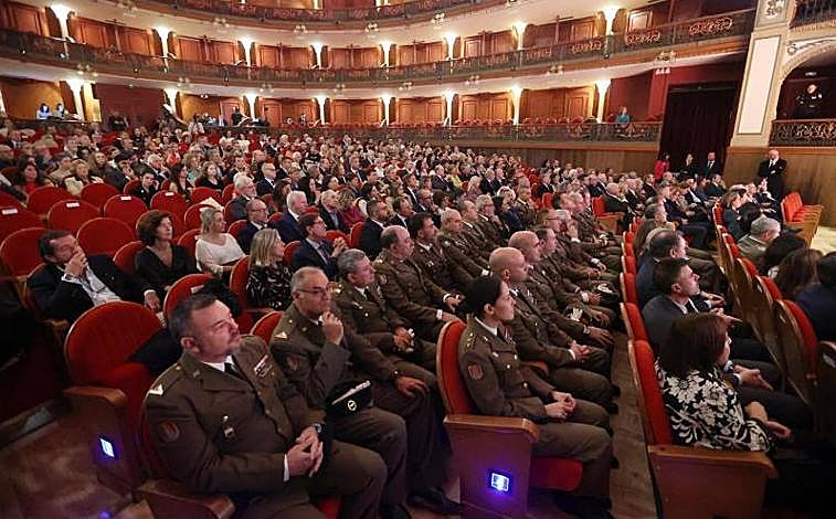Imagen principal - Arriba, patio de butacas; debajo, El Cordobés con su hijo Manuel Díaz; a la derecha, Gálvez con Butragueño
