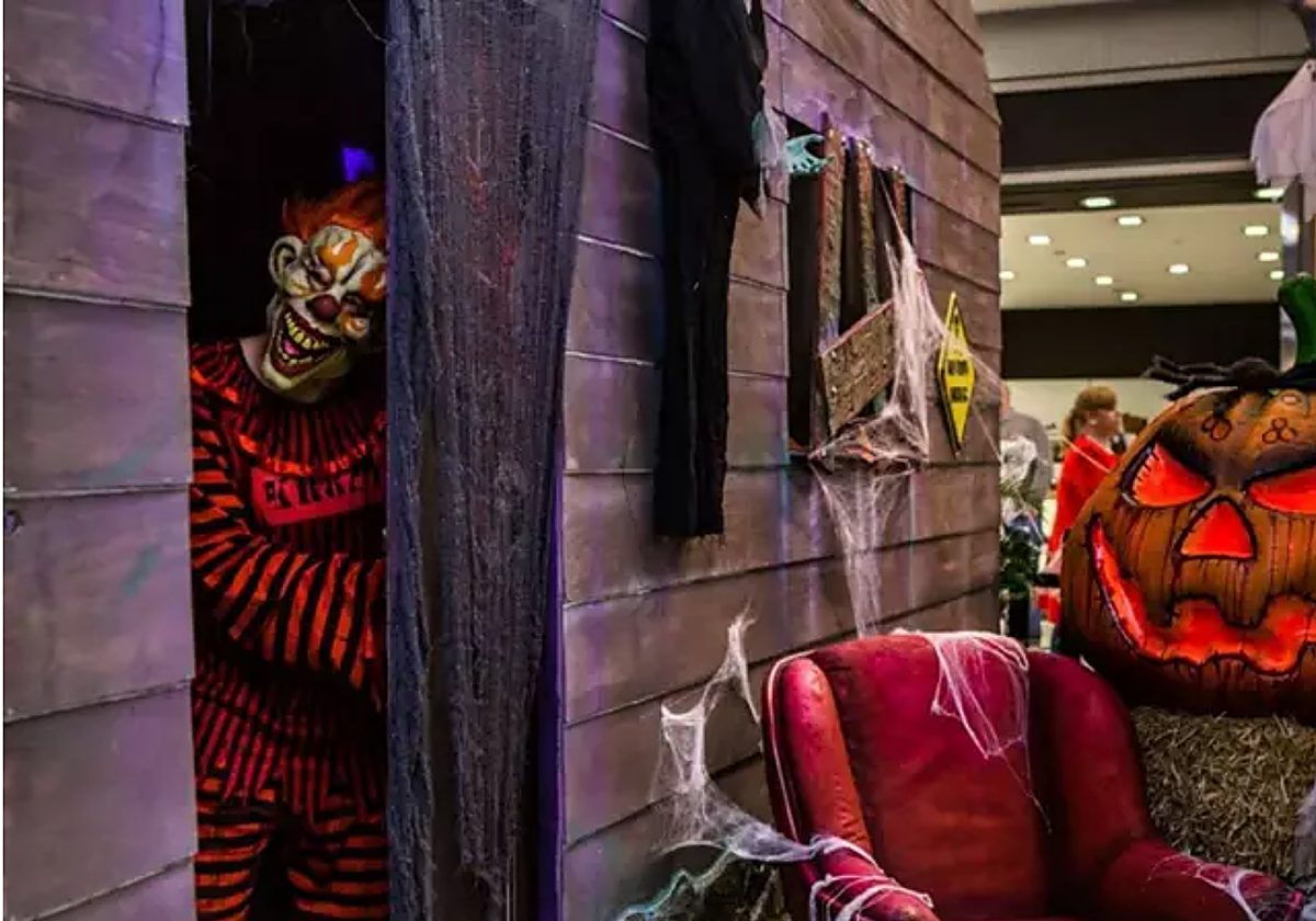 Instalaciones 'hallowenescas' en el centro comercial Xanadú