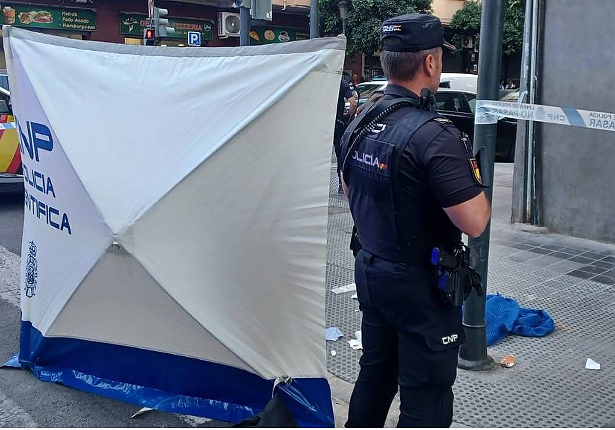 Un agente de Policía Nacional en el barrio valenciano de Orriols tras la muerte de un joven apuñalado la semana pasada