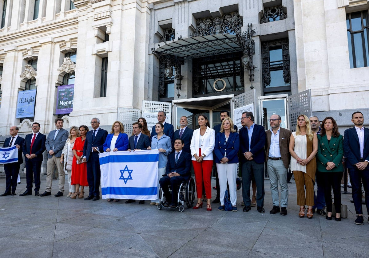 Minuto de silencio de los concejales de todos los grupos, salvo Más Madrid, por los ataques de Hamás a Israel, a las puertas del Ayuntamiento de Madrid el pasado 10 de octubre