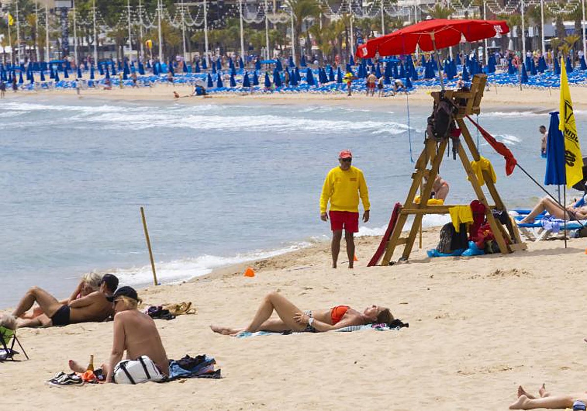 Turistas en la playa de Benidorm.