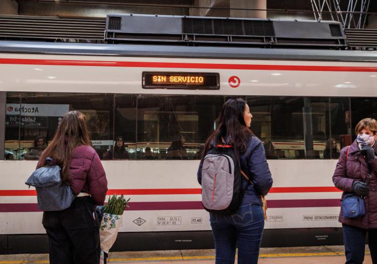 Estación de Atocha afectada por un apagón en la línea de Cercanías