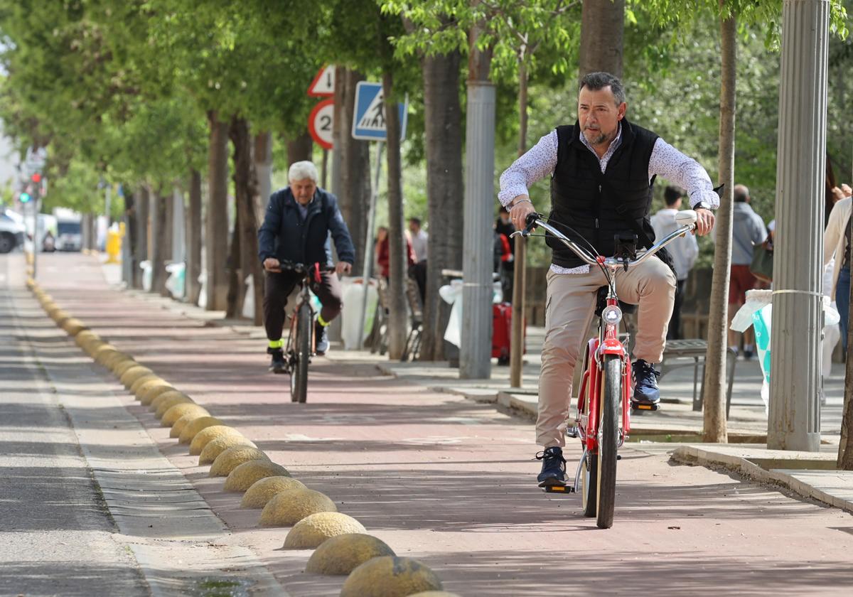 Dos personas circulando en bici por la Ribera