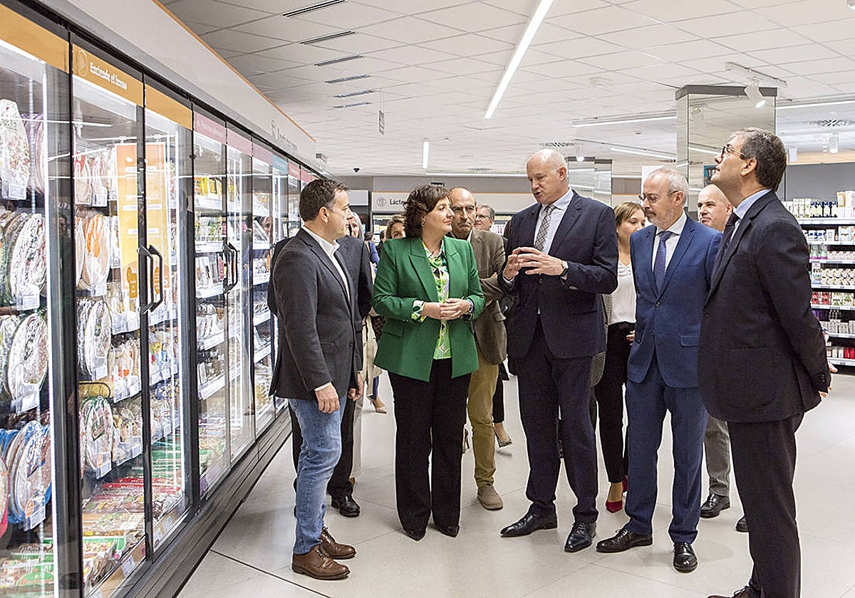 Imagen de técnicos de AENOR en una tienda neutra de Consum