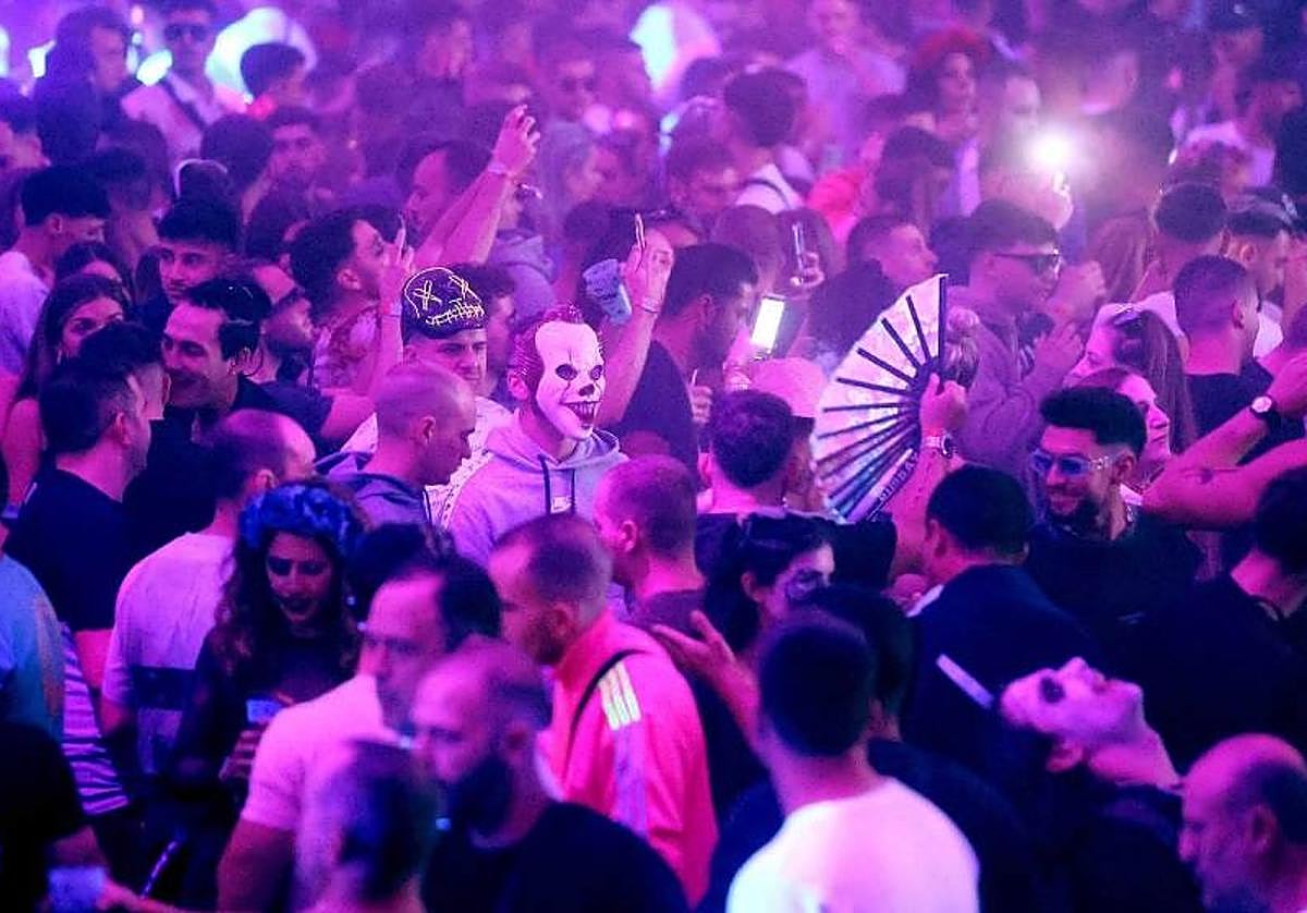 Asistentes al festival Elrow en El Arenal el pasado sábado