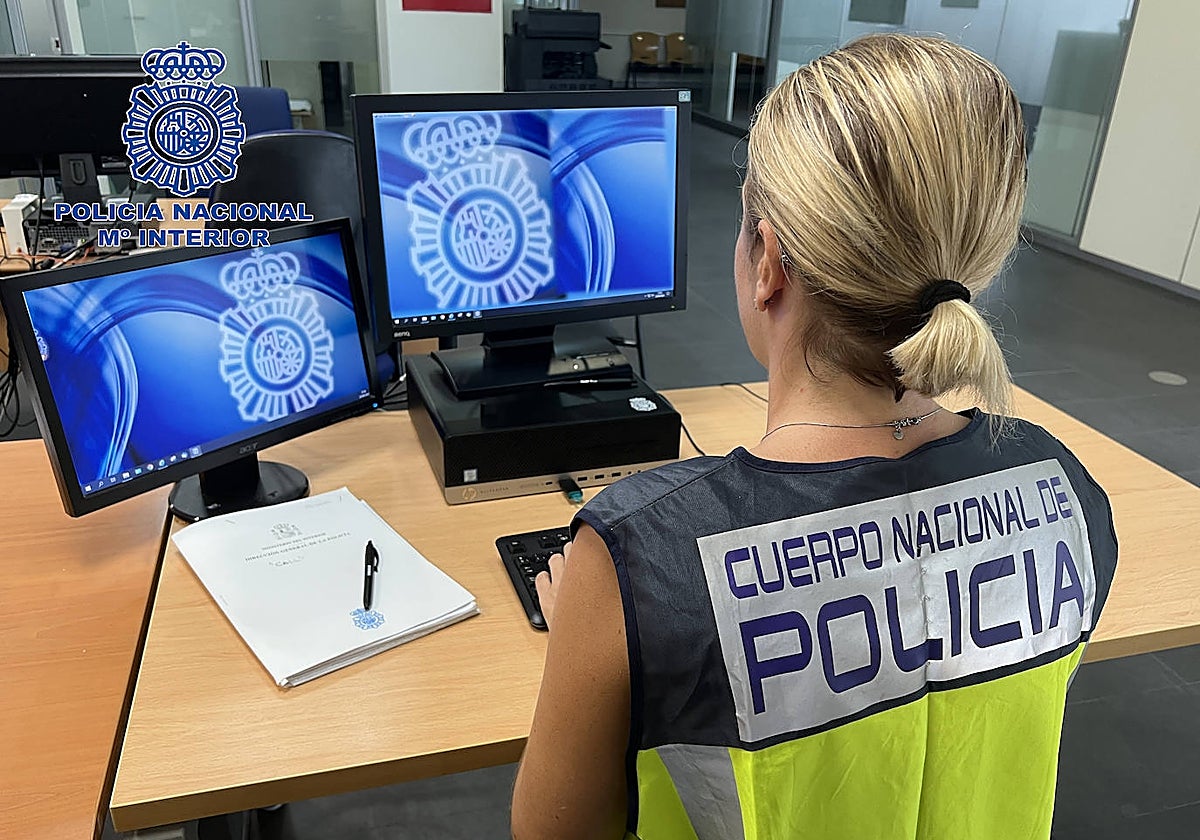 Imagen de una investigadora de la Policía Nacional en Alicante