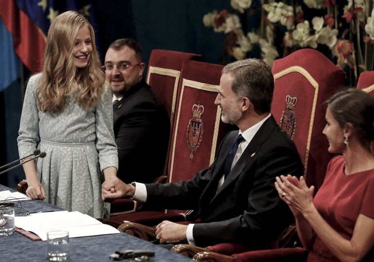 Foto de archivo de la Princesa Leonor con sus padres los Resyes de España