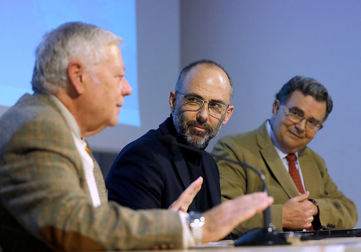 Luis Valdelomar, en el centro de la imagen, en unas conferencias del a Real Academia de Córdoba