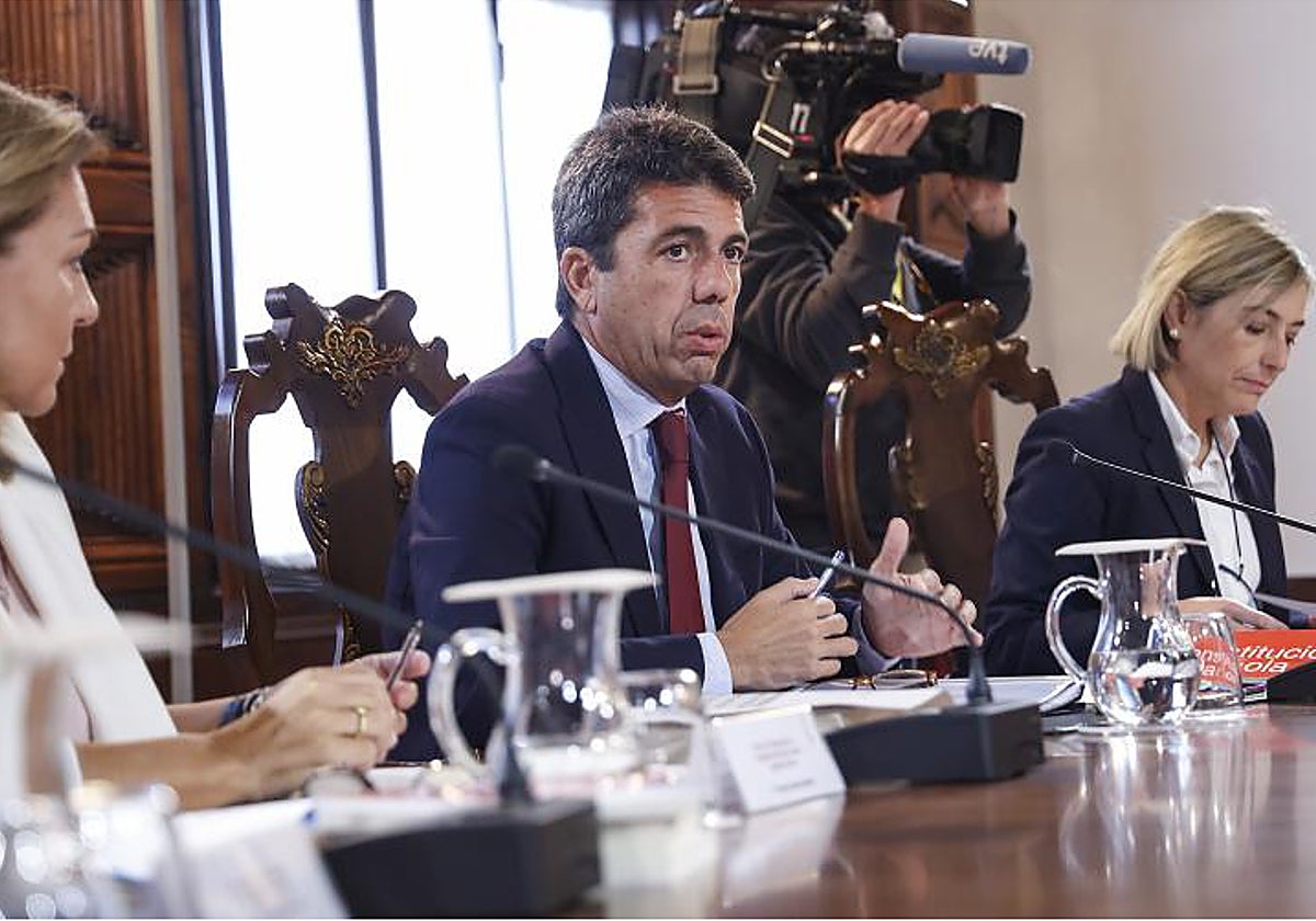 El presidente de la Generalitat Valenciana, Carlos Mazón, en la reunión del Consell este lunes, para la aprobación de los presupuestos de 2024.