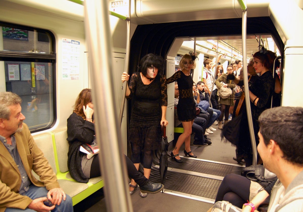 Imagen de archivo de un tren de Metrovalencia durante la noche de Halloween